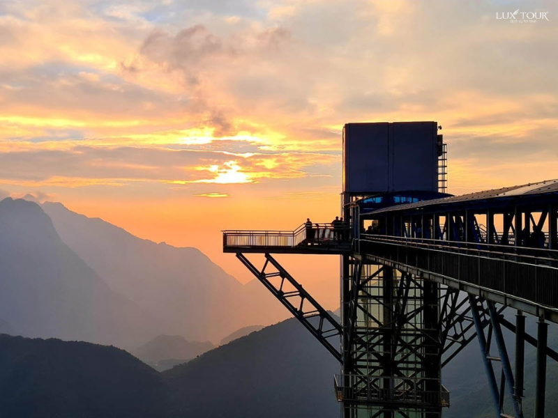 binh-minh-cau-kinh-rong-may-sapa.png (502 KB)