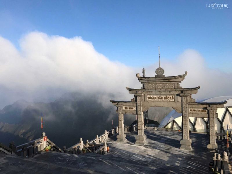 cong-tam-quan-thanh-van-dac-lo-dinh-fansipan-cao-bao-nhieu-met.jpg (60 KB)