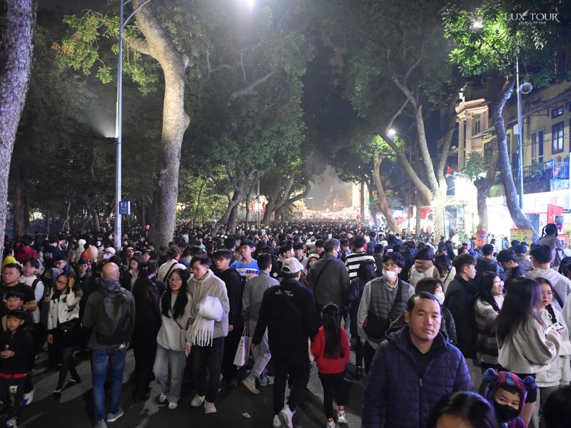 don-giao-thua-pho-di-bo-hoan-kiem-ha-noi-thang-1.jpg (111 KB)