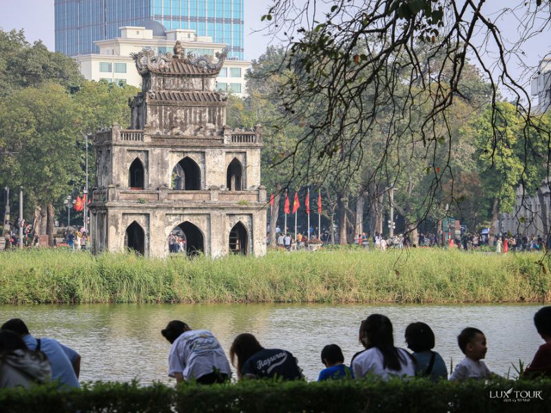 ho-hoan-kiem-tet-duong-lich-di-dau-choi-o-ha-noi.jpg (140 KB)