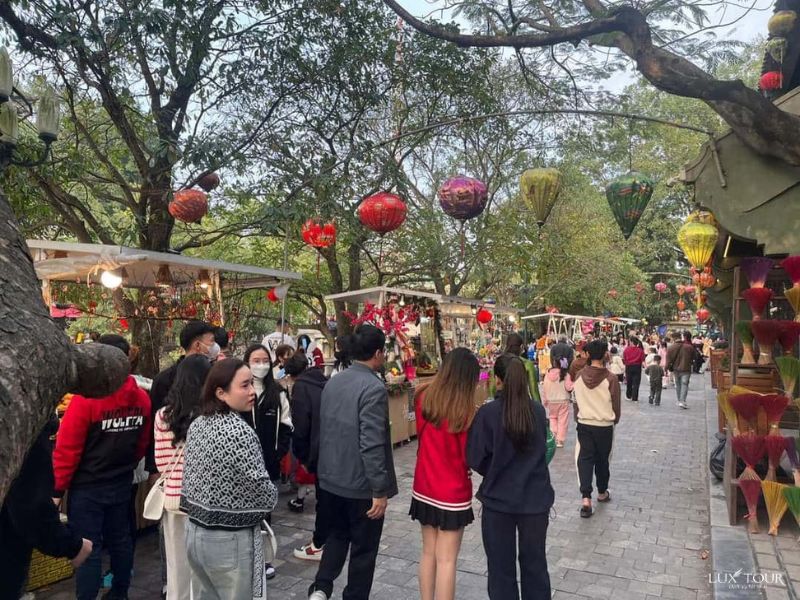 ninh-binh-tet-duong-lich-di-dau-choi-o-ha-noi.jpg (145 KB)