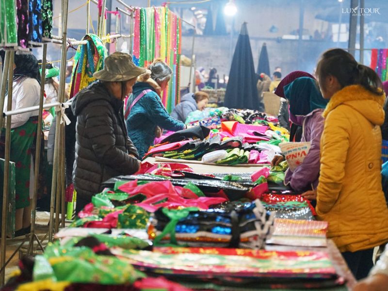 cho-dem-meo-vac-mua-sam-do-luu-niem.jpg (106 KB)