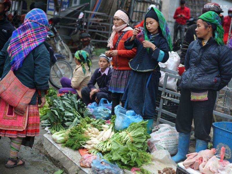 thi-tran-vinh-quang-hoang-su-phi.jpg (116 KB)