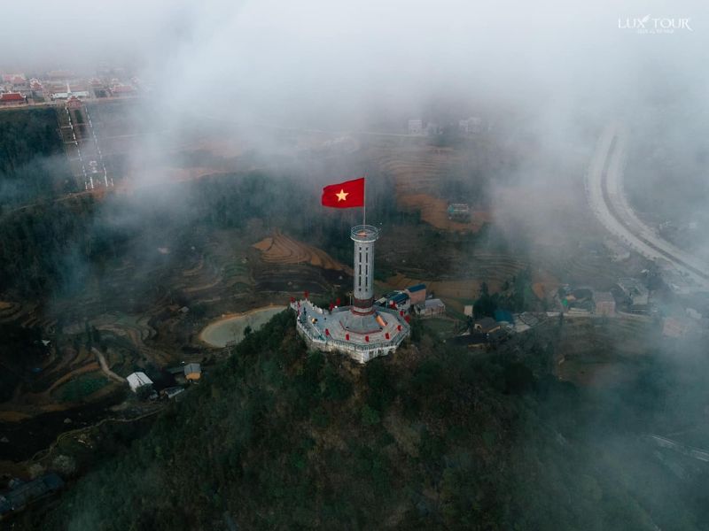 du-lich-ha-giang-tu-tuc-cot-co-lung-cu.jpg (55 KB)