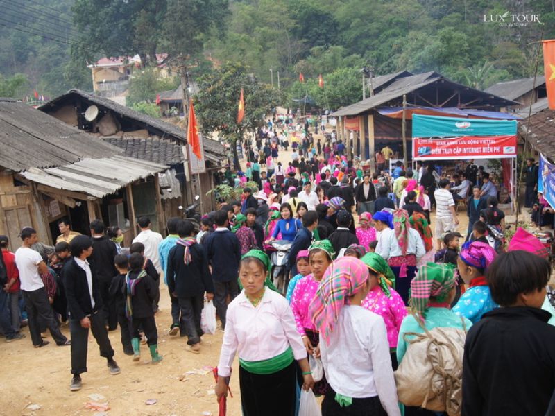 ha-giang-mua-hoa-dao-cho-phien.jpg (116 KB)