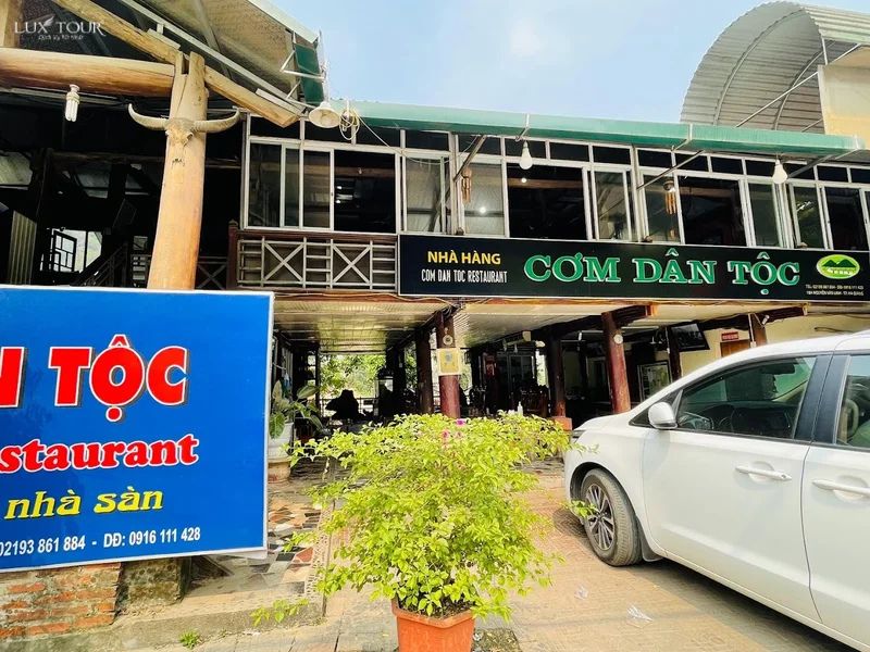 nha-hang-o-ha-giang-nha-hang-com-dan-toc.jpg (125 KB)