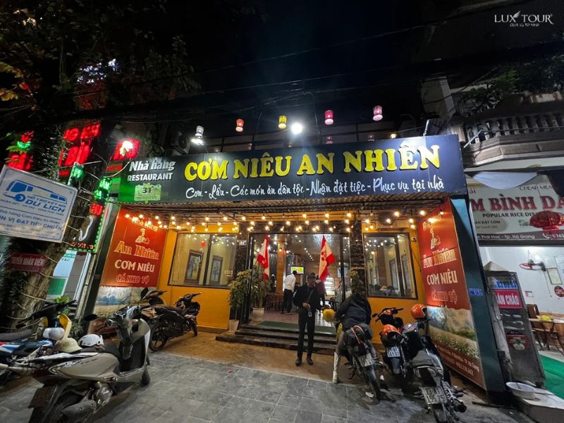 nha-hang-o-ha-giang-quan-com-nieu-an-nhien.jpg (111 KB)