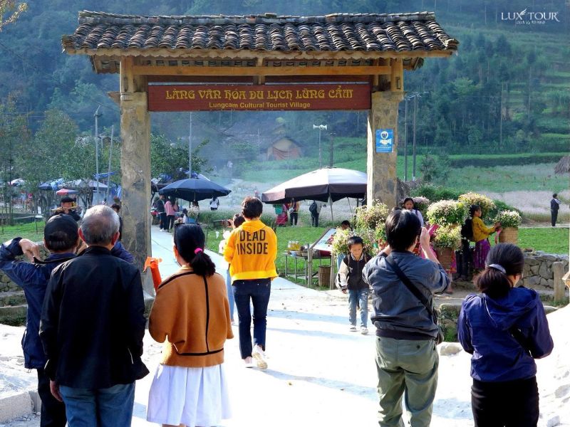 thi-tran-pho-bang-lang-van-hoa-lung-cam.jpg (115 KB)