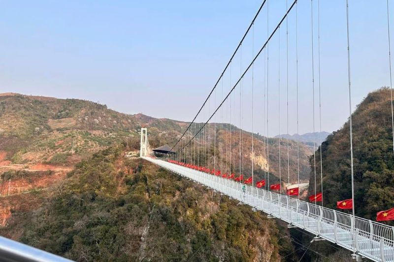 Cầu kính Bạch Long dài bao nhiêu mét? Review chi tiết