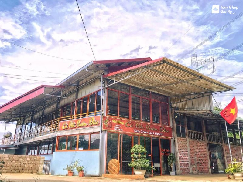 nha-hang-o-moc-chau-ca-hoi-vuon-dao.jpg (109 KB)