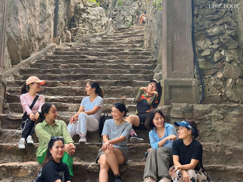 bac-da-co-duong-len-dinh-nui-non-nuoc.jpg (139 KB)