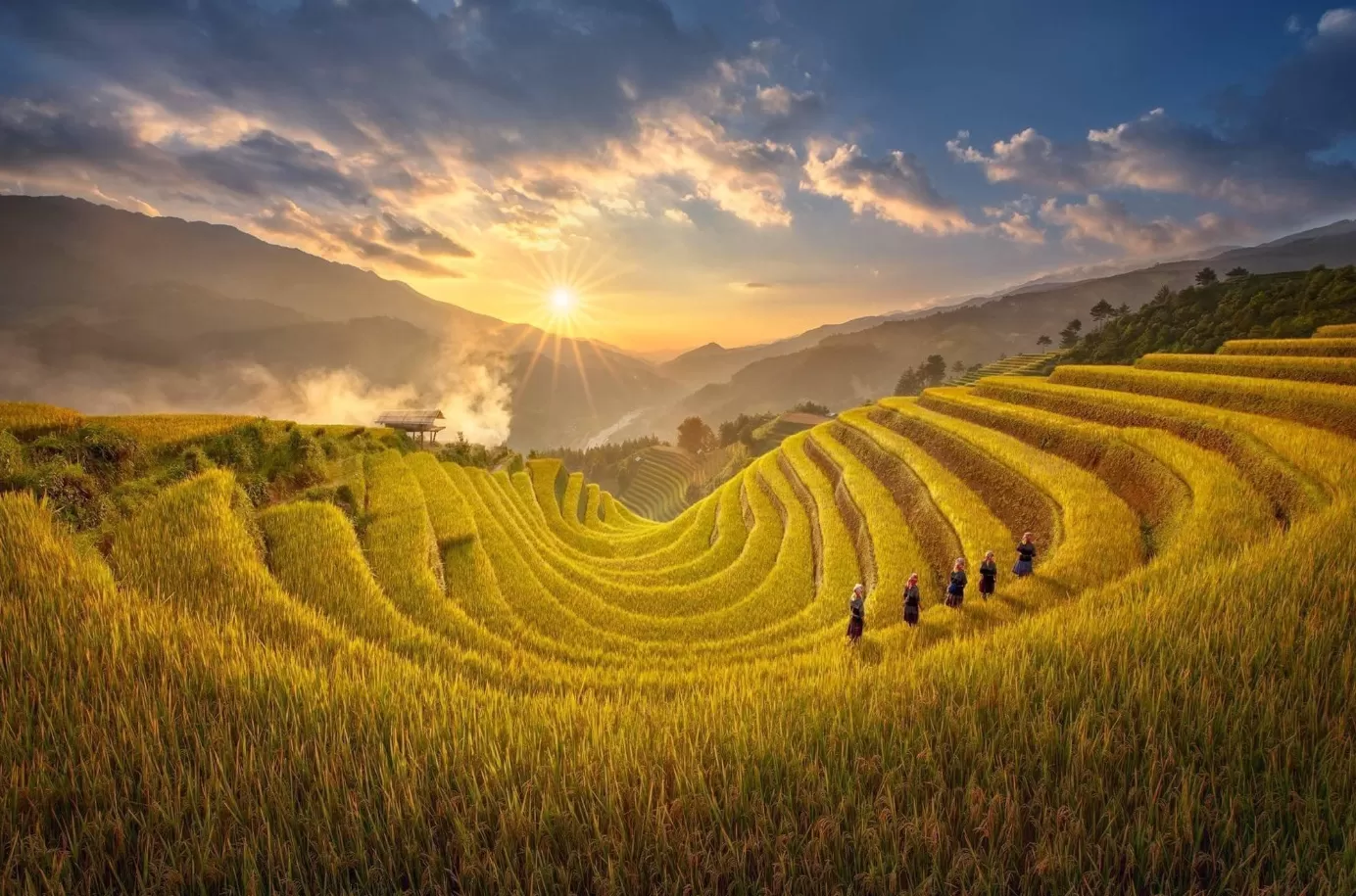 Đặt tour tại LuxTour - Vi vu muôn nơi, sống trọn từng khoảnh khắc
